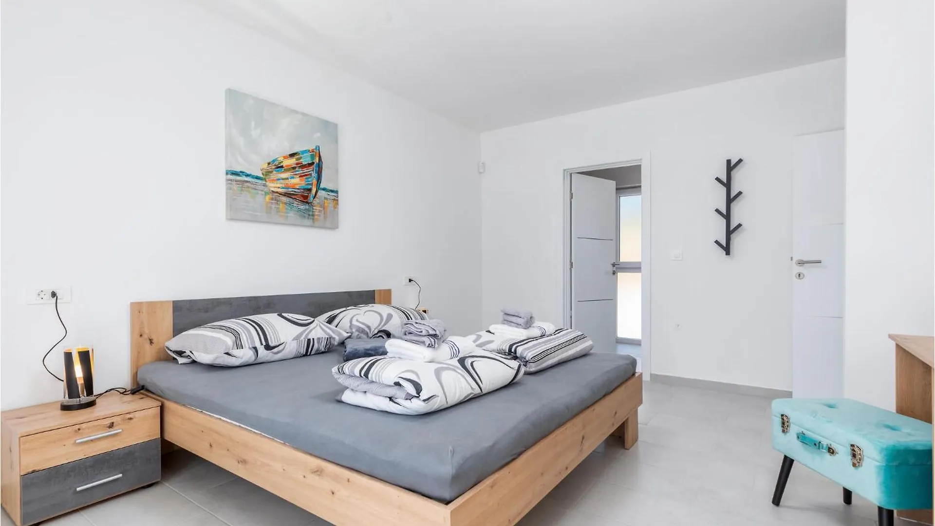 Holiday home 4 Bedroom Beautiful Home In Jursici