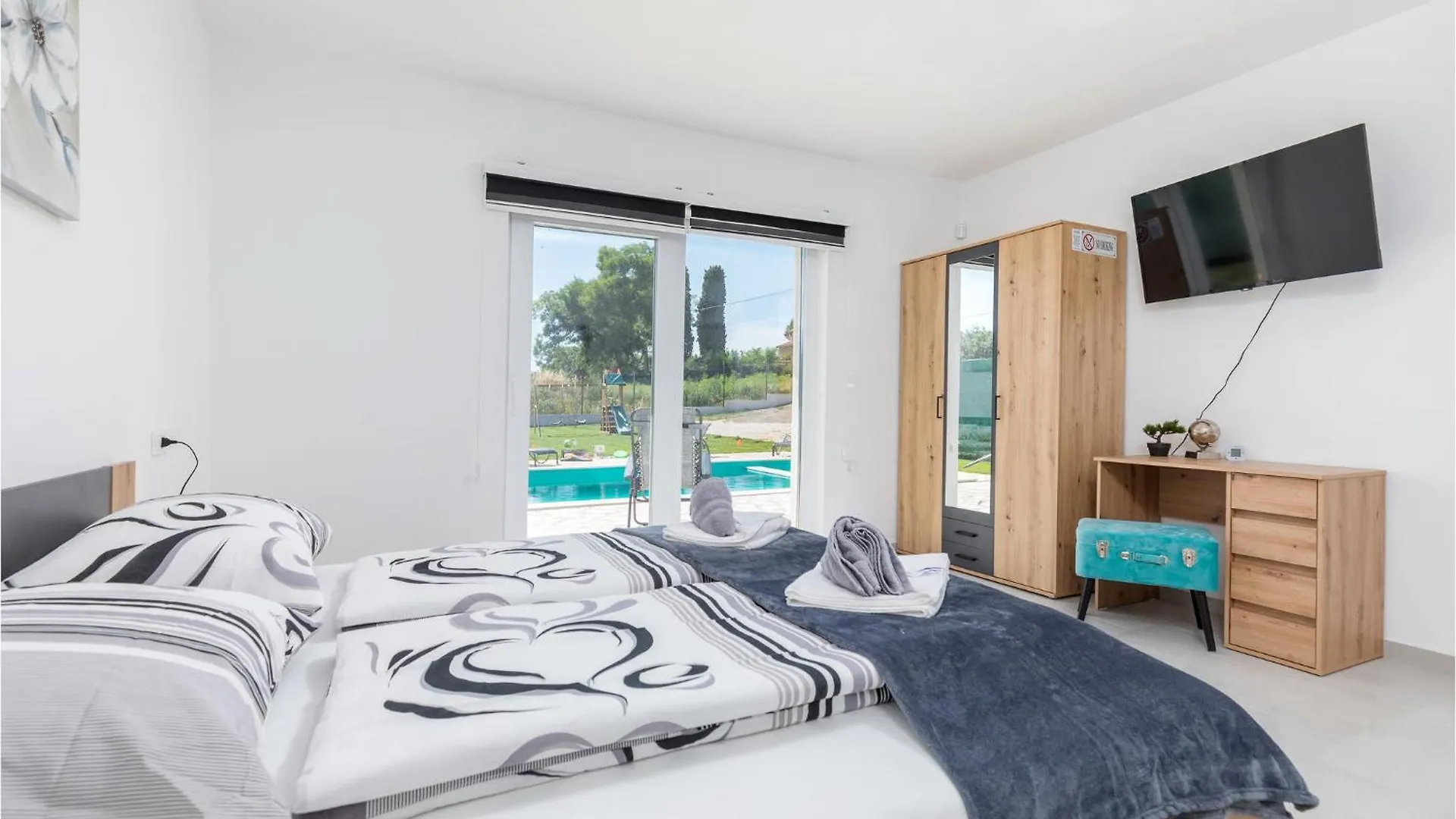 4 Bedroom Beautiful Home In Jursici Holiday home